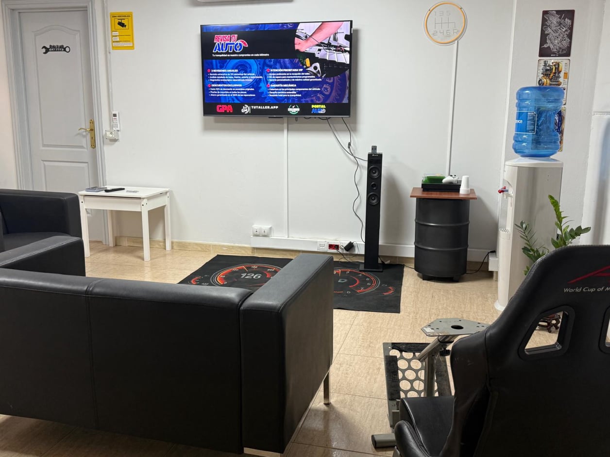 Taller mecánico en Gran Canaria realizando mantenimiento y revisión de vehículos multimarca